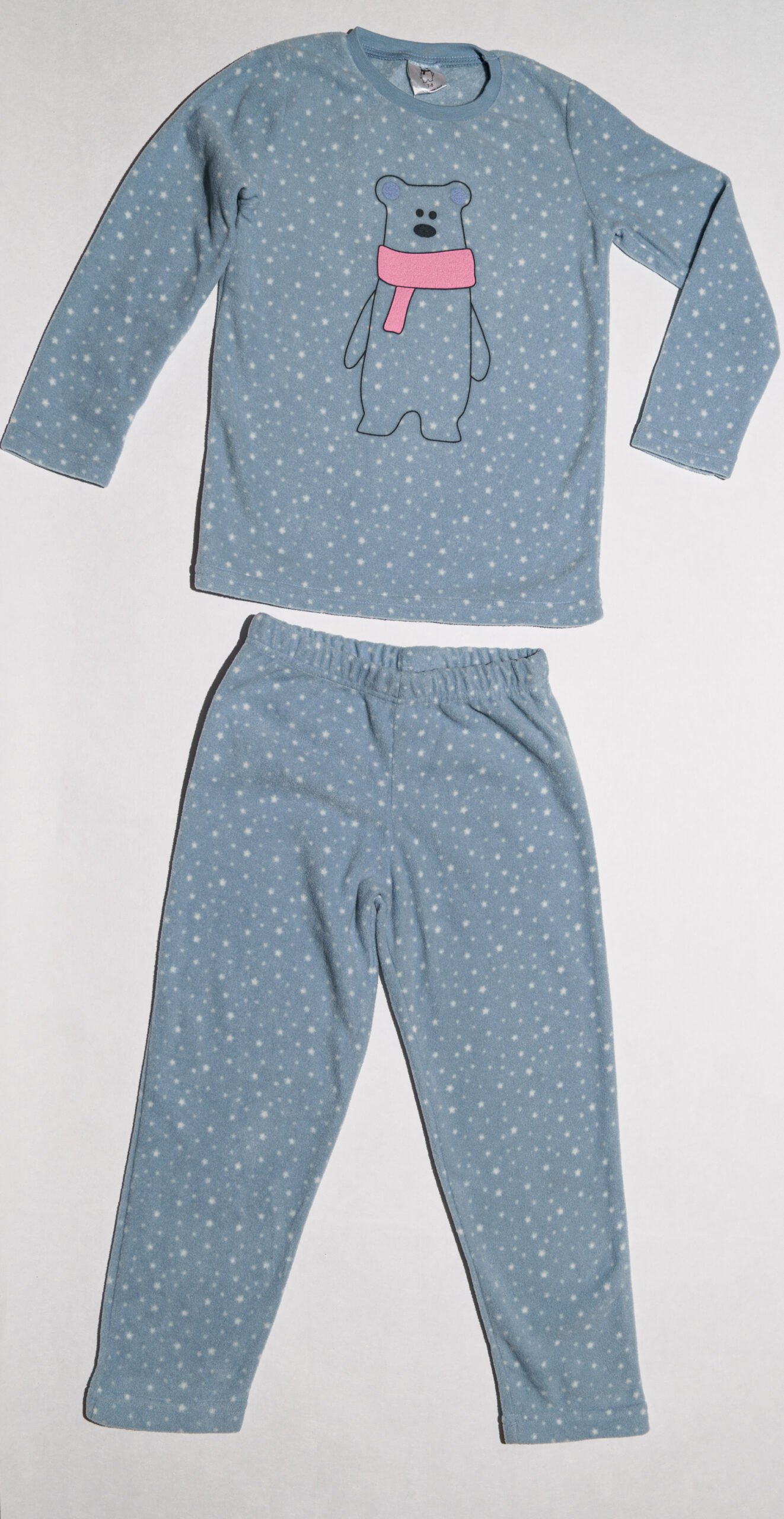 pyjama polaire deux pièces taille 7 ans de couleur bleu turquoise orné d'un motif d'ours polaire portant une écharpe rose.