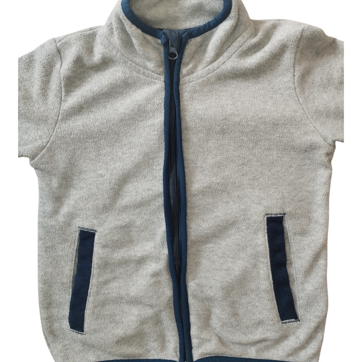 Veste polaire Lupilu pour enfant, en taille 98/104 cm, de couleur grise avec des finitions contrastées bleu foncé.